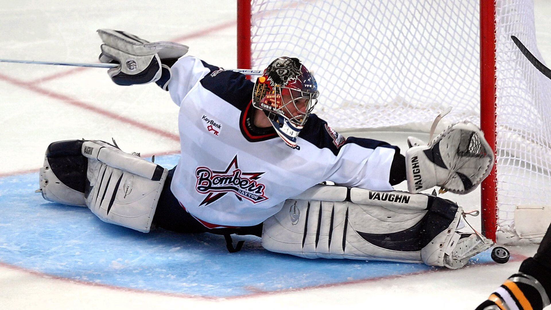 “亚戈·卡尔曼的高效进攻与防守技巧，推动美洲狮队向冠军迈进”